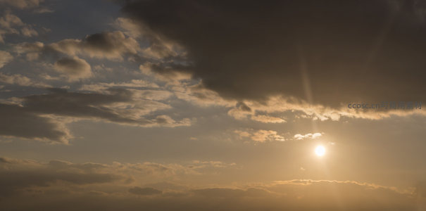 阳光刺破厚重云层，洒下耀眼光芒