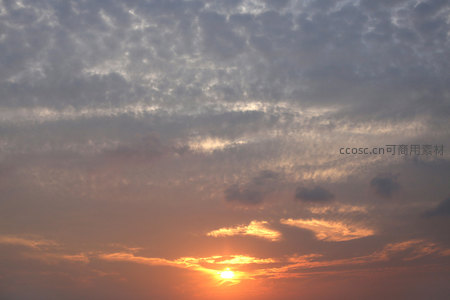 火烧云映红天际，云朵如锦缎般绚烂