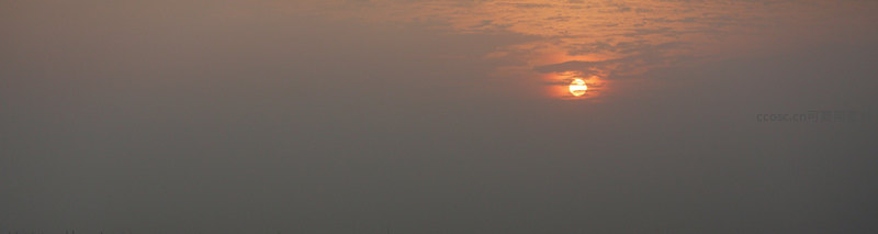 薄雾中的落日余晖，天空染上温柔的橙红