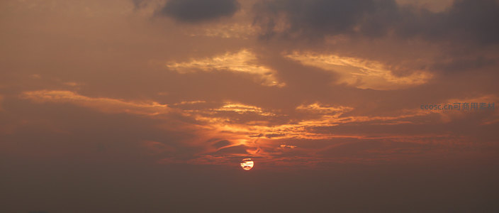 火烧云映衬落日，天空如画般绚丽夺目
