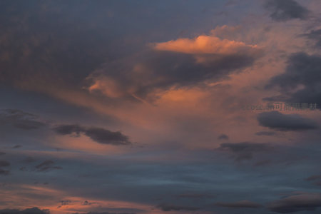 云隙透光的梦幻黄昏天空