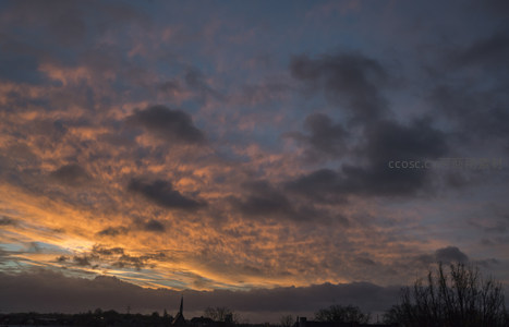 黄昏云霞染天际，城市剪影静谧美