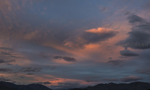 山峦剪影衬霞光