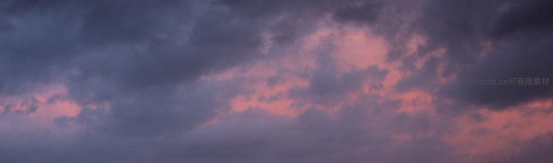 暗云缝隙透出玫瑰色余晖