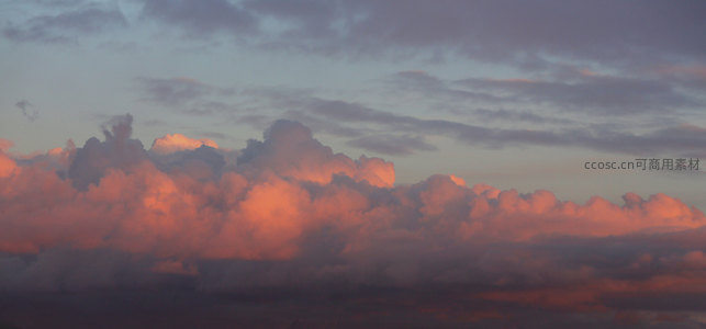 火烧云簇拥山巅如熔金铺展