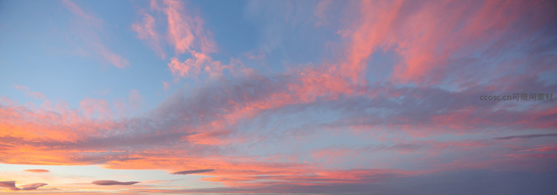 长卷霞云铺满天际，如油画般绚烂夺目