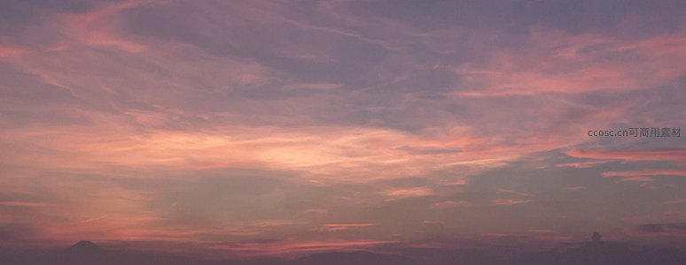 远山剪影衬托粉紫云海，暮色温柔如诗