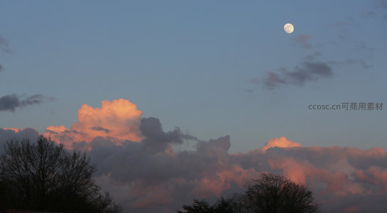 暮色苍穹，明月高悬云海间