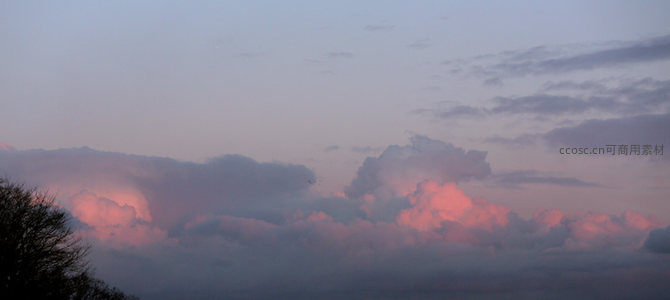 暮色云霞染天际，粉紫交融如梦境