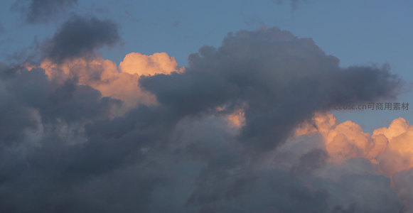 云海翻涌镀金边，暮光温柔洒人间