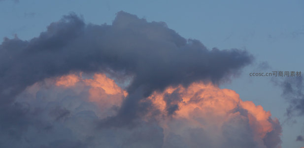 云影婆娑映霞光，暮色苍穹展奇观