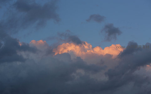 暮云低垂镶金边，静谧天空藏诗意