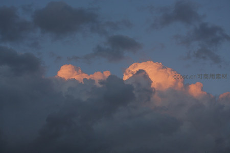 暮色云海，霞光染天际