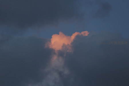 心形云朵，藏于暮色之中
