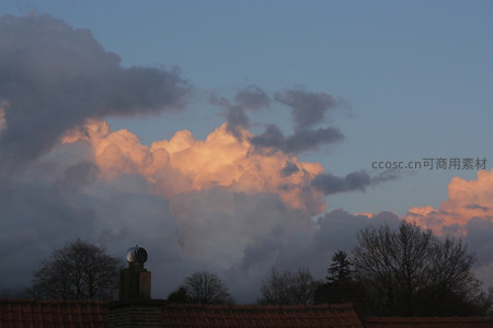 屋顶之上，霞光映云涌