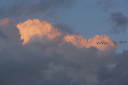 云团如焰，燃烧在暮空