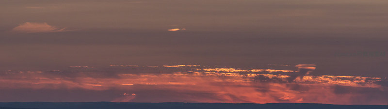 霞光万道破云层，山海共此时