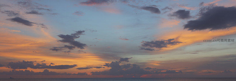 云卷霞舒映碧海，暮色醉人心