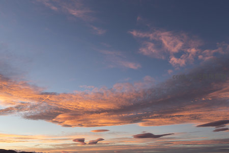 霞光万丈染云海，暮色苍茫映山河
