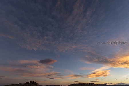 暮色苍穹云卷舒，山峦剪影入画来