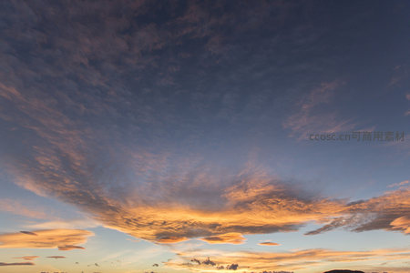 天边云霞如锦缎，夕阳余晖醉人心