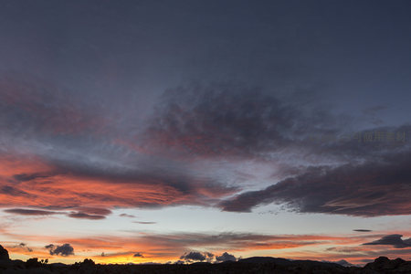 暮色四合云霞绚烂，荒野静谧如诗