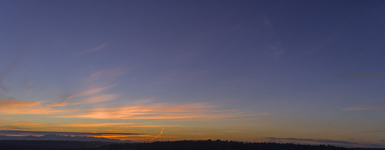 长空万里霞满天，远山剪影衬流云