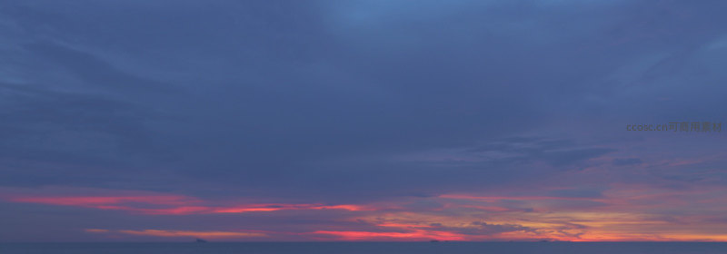 海平面上的晚霞如火燃烧天边