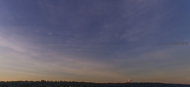 远山雪峰在暮光中若隐若现