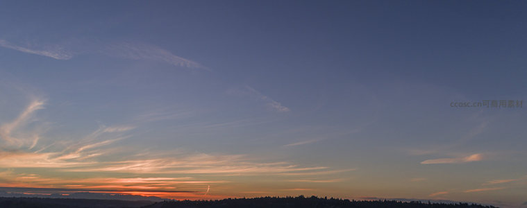 山峦剪影映晚霞天
