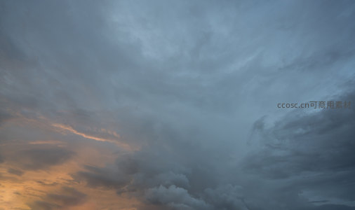 暮色苍穹，云海翻涌如诗