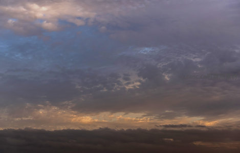 霞光穿透云海，暮色渐染苍穹