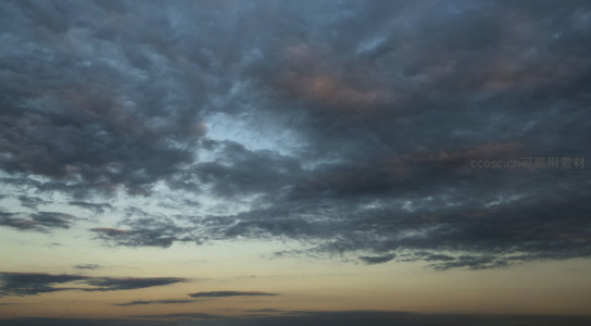 暮色云层翻涌，城市天际线静谧