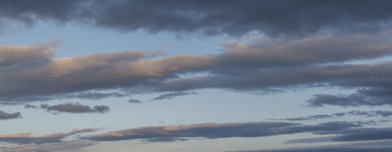 暮色云层染霞光，天空如画展宏图