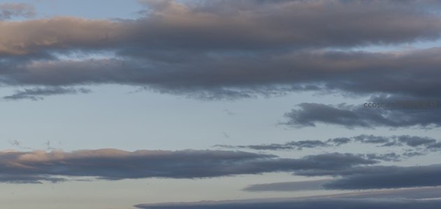 层云漫卷天边色，光影交错绘苍穹