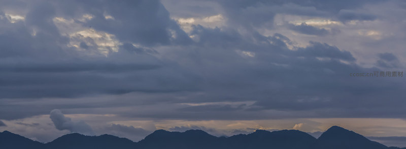 山峦剪影托云幕，暮霭沉沉天地间