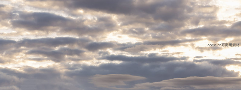 金色云浪铺天际，阳光穿隙耀苍穹