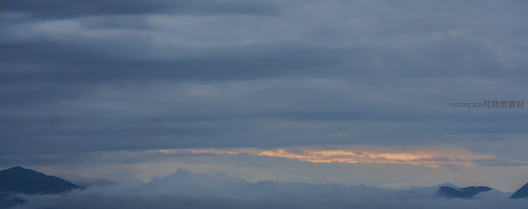 云海之上，霞光穿透山峦的静谧时刻