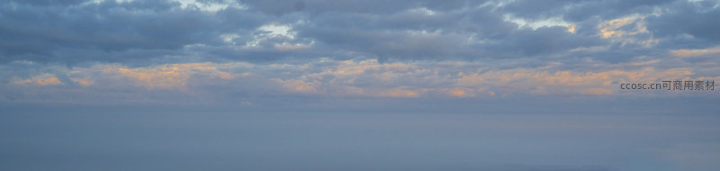 高空俯瞰，云层如画布般铺展至天际