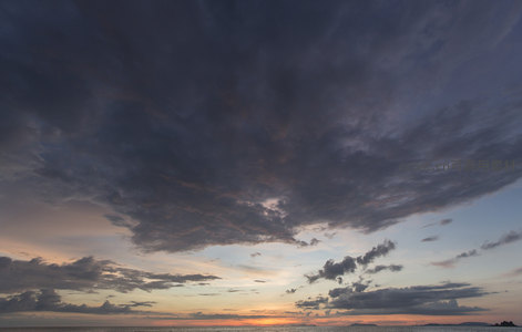 海边黄昏，乌云密布中透出绚烂晚霞