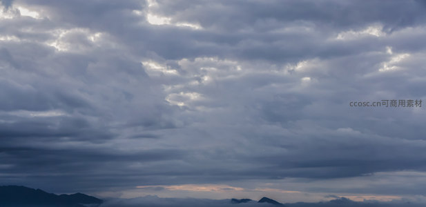 山巅之上，厚重云层压顶预示风雨将至