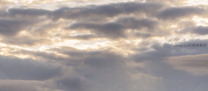 阳光穿透云隙，洒下万道金光的神圣时刻