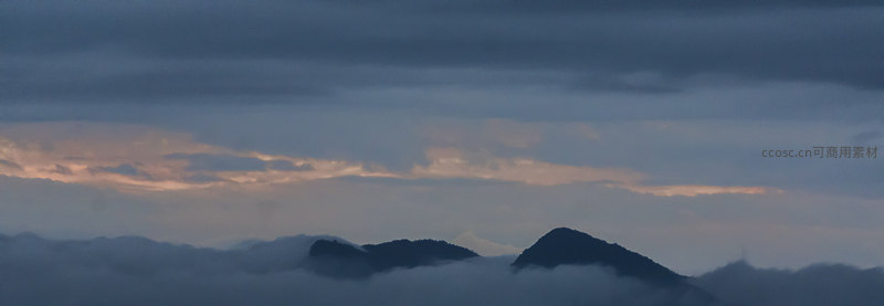 云海之上的山峦剪影，黄昏时分的宁静画卷