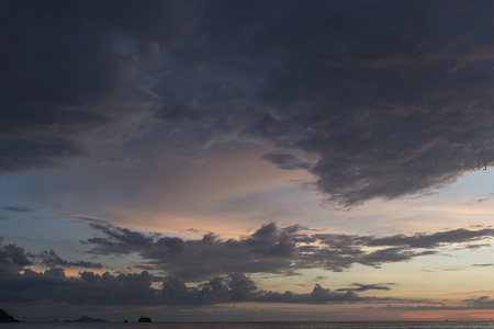 海边暮色下的风暴云，预示着一场即将到来的雨