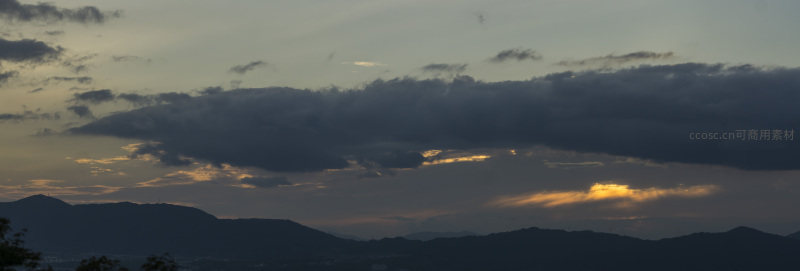 暮色山峦云霞映照