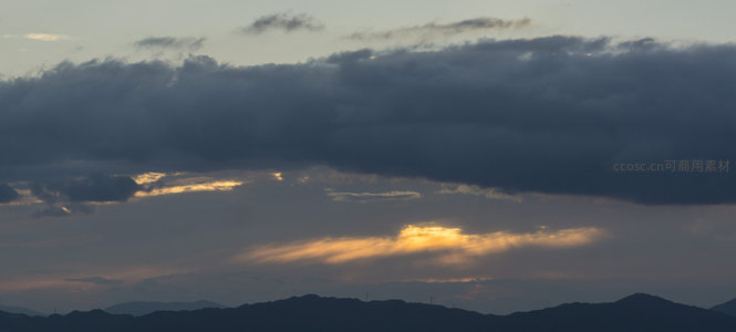 云隙金光穿透山脊