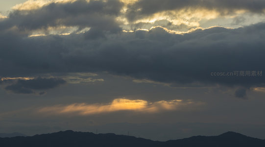 山巅之上云海流光