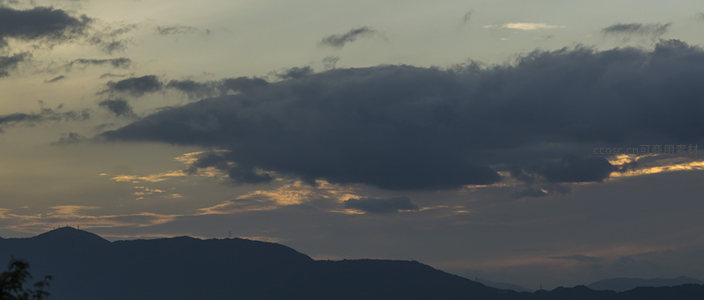 山峦剪影与暮色云霞的壮丽交响