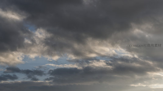 灰暗云层间透出微光的天空