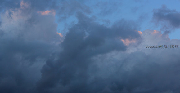 暮色苍穹下粉蓝云霞映衬